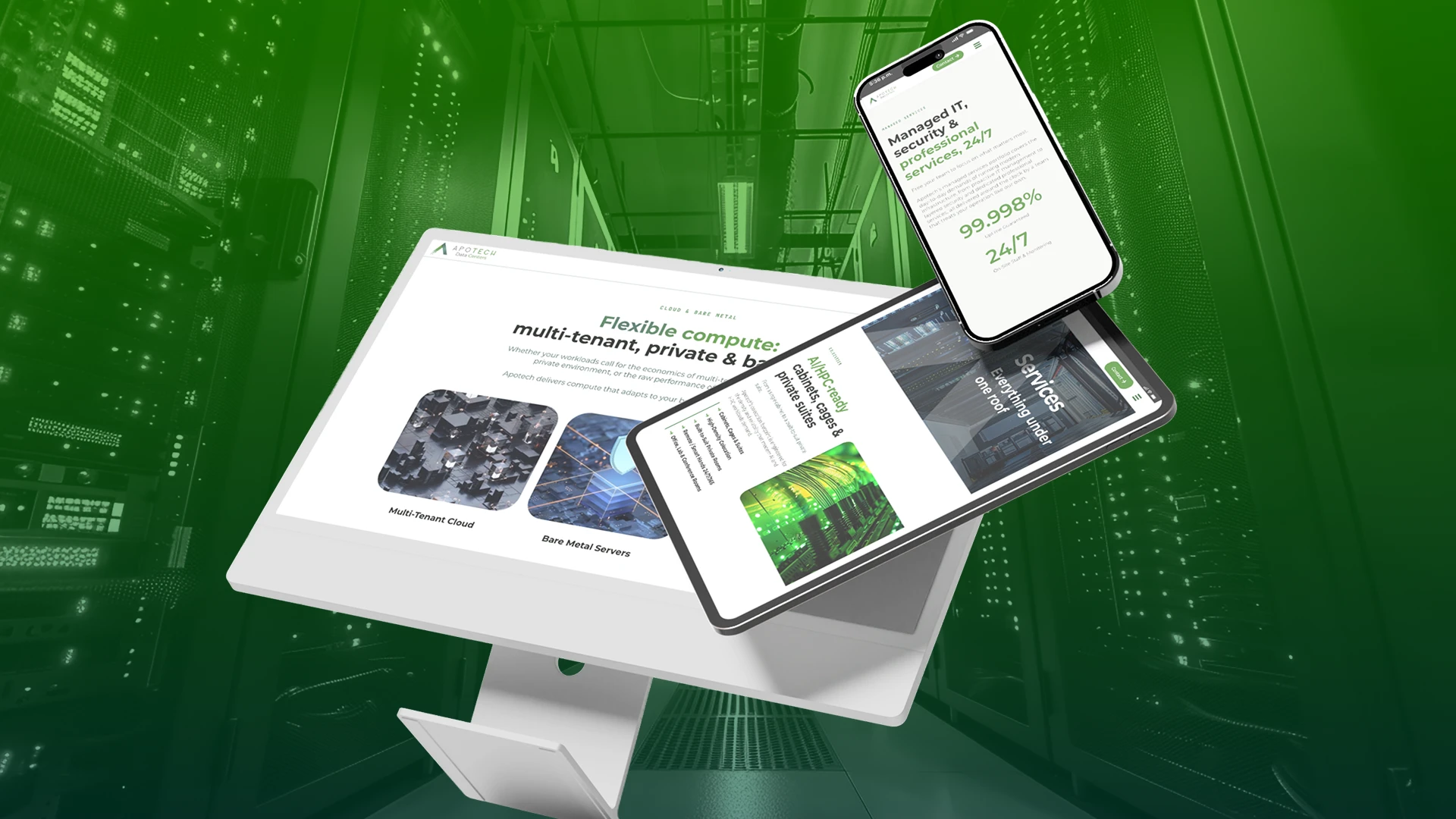 Presentación responsiva del sitio web de Apotech en monitor de escritorio, tableta y smartphone sobre fondo verde de centro de datos.