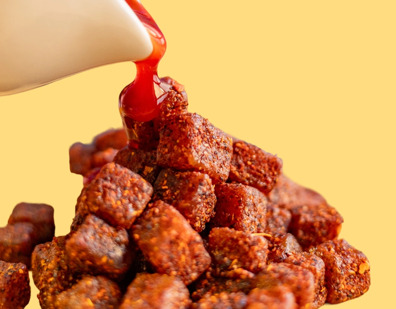 Bocados enchilados Snacky cubiertos con salsa picante