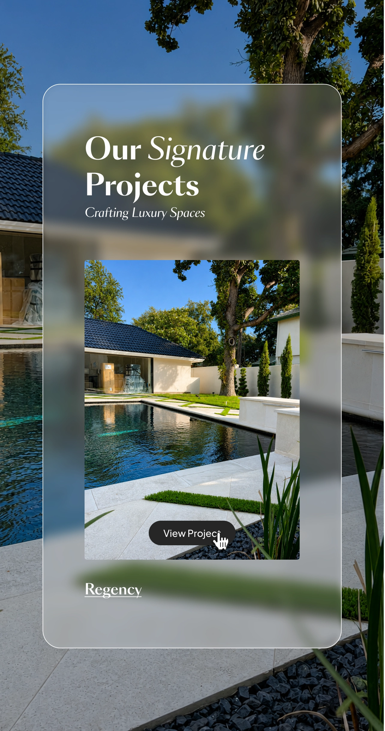 Vista de proyecto residencial de lujo con alberca, jardín y arquitectura contemporánea, presentada en una interfaz de portafolio.