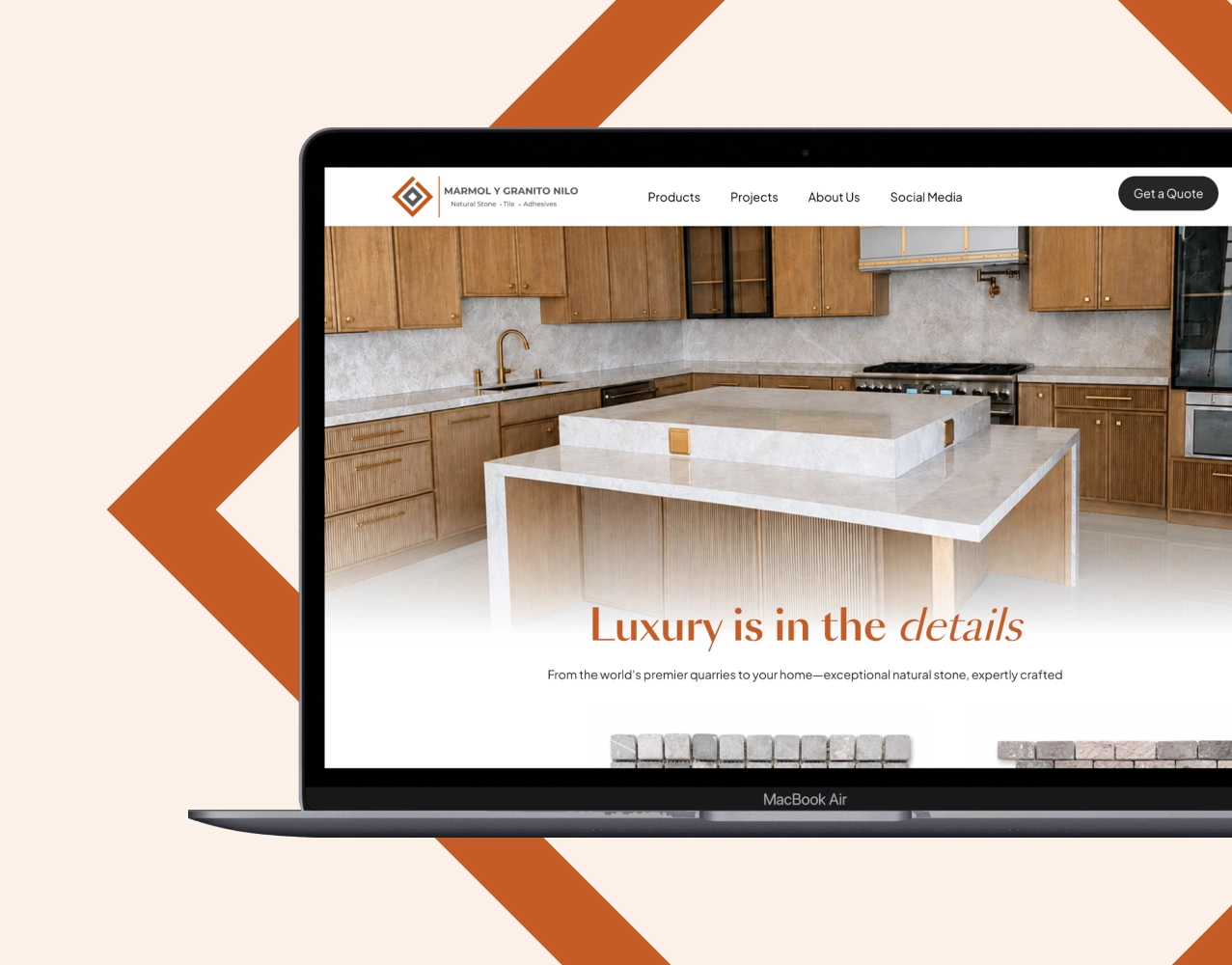 Sitio web de Mármol y Granito Nilo mostrado en una laptop, con diseño de cocina de lujo y superficies de piedra natural.
