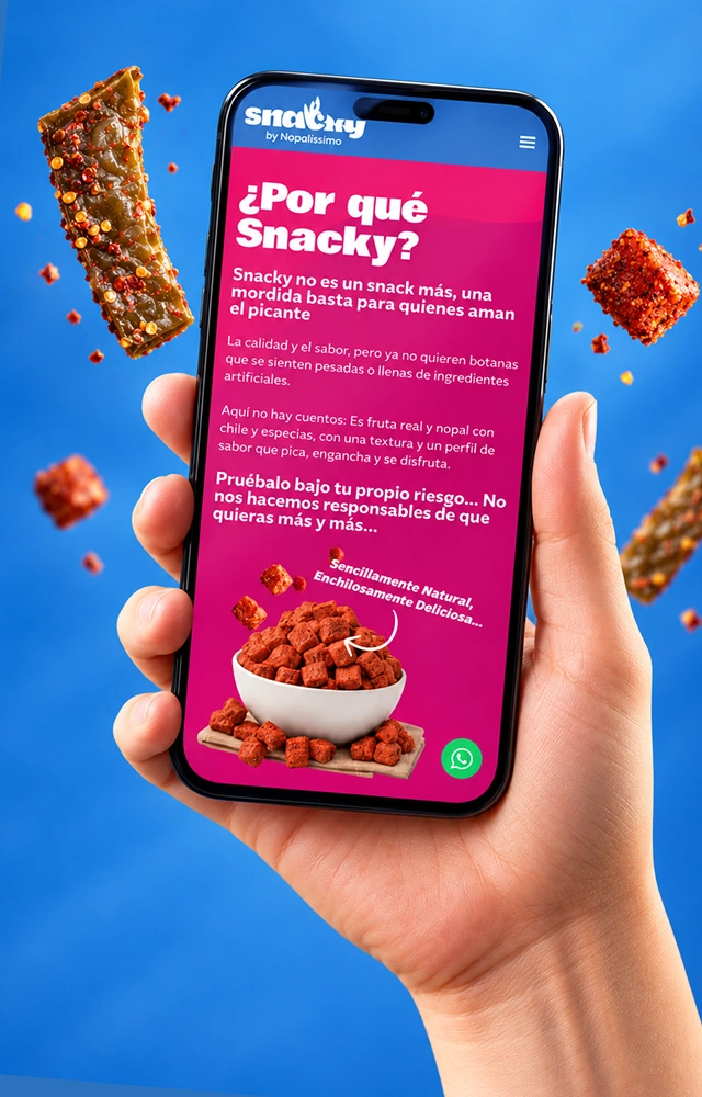 Smartphone mostrando el sitio web de Snacky rodeado de snacks enchilados de nopal