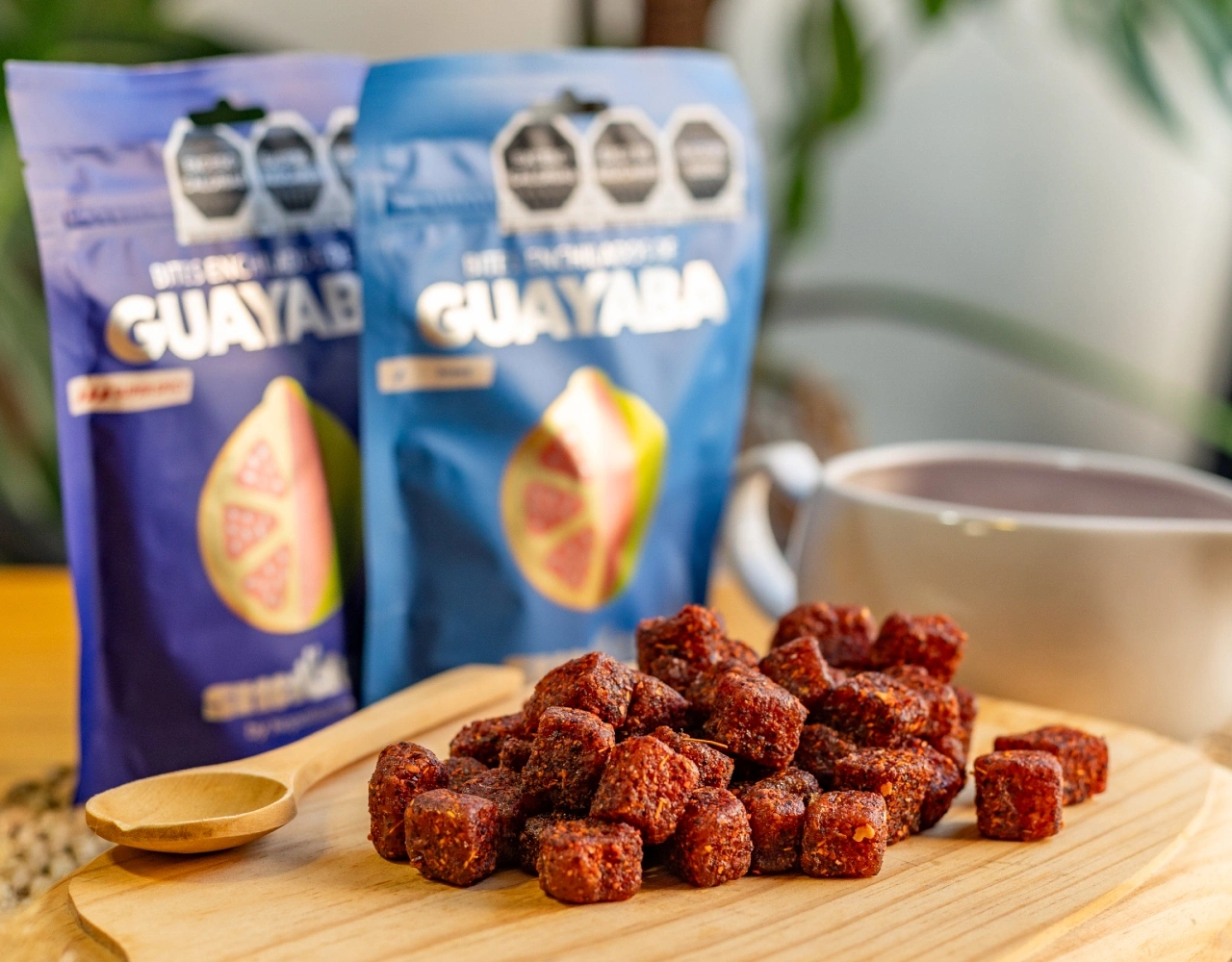 Bocados enchilados de guayaba Snacky servidos sobre una tabla junto a sus empaques