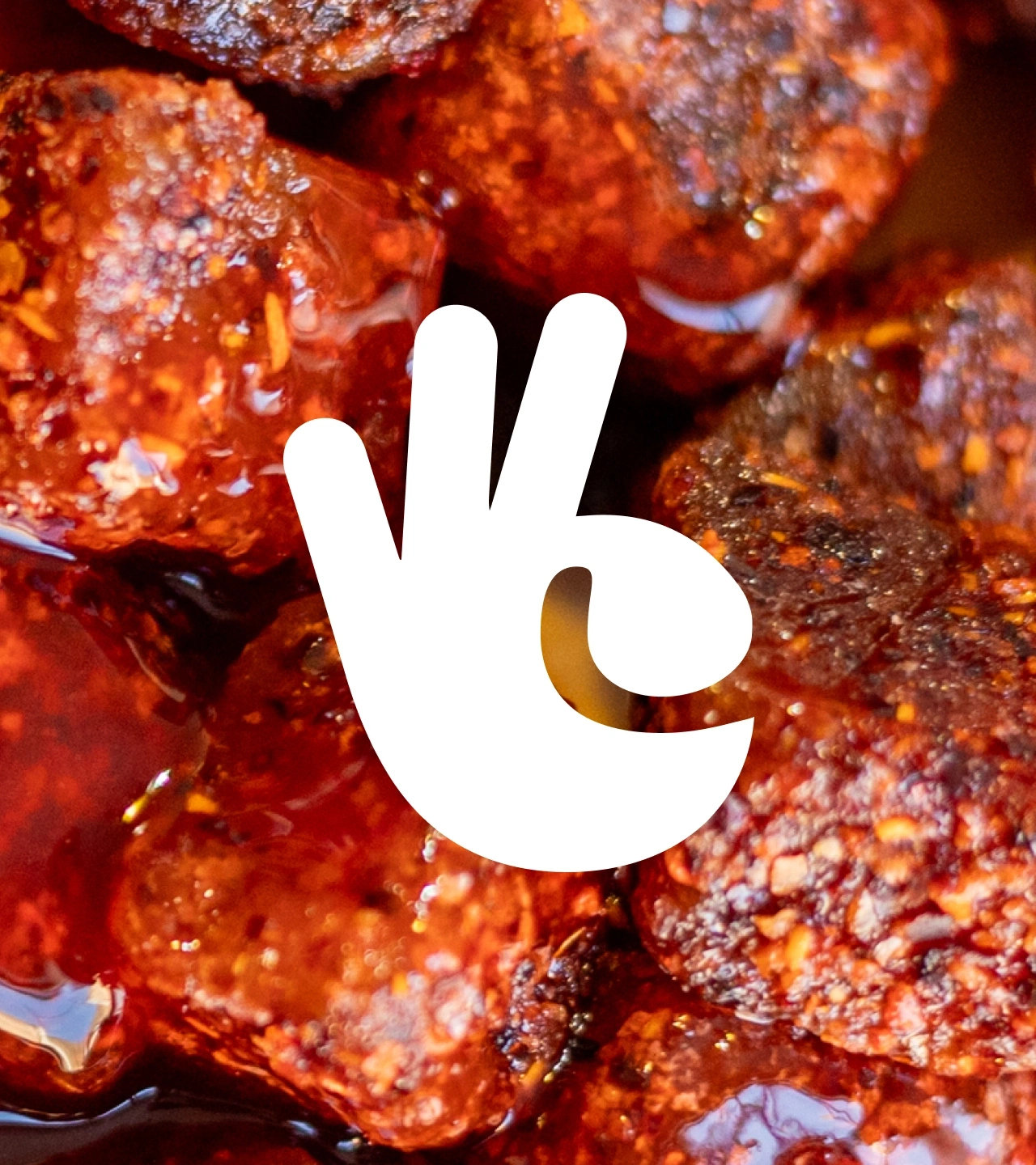 Acercamiento de botanas enchiladas Snacky con salsa y logotipo de la marca